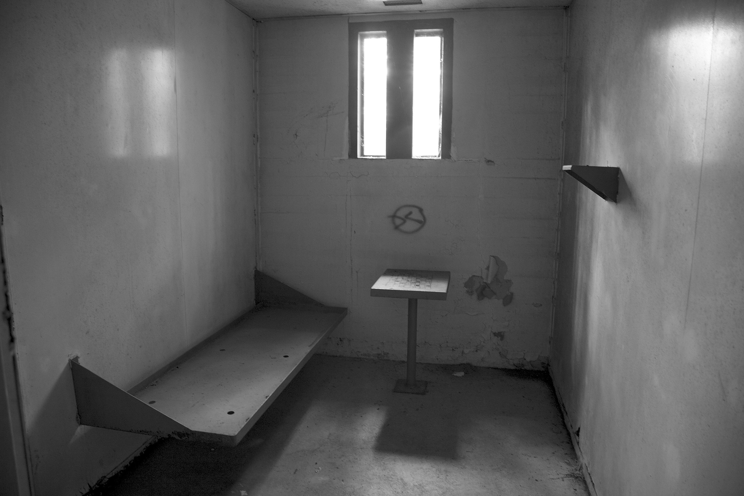 Изолятор тюремный фото